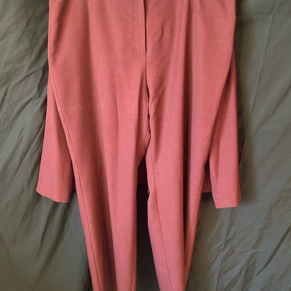 Beautiful burgundy/wine pants suit with a vintage flair by Le Suit - Picture 3 of 6